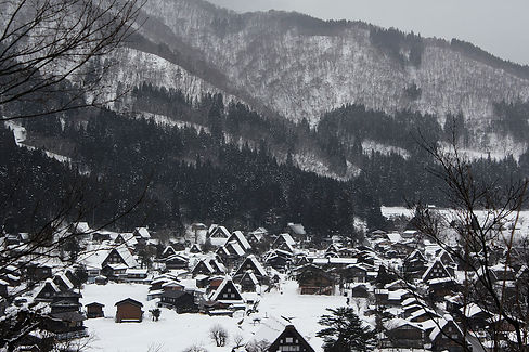 1200px-Shirakawago_valley.jpg