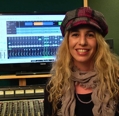 מחייכת באולפן.jpg