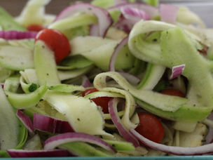 Receta de tagliatelle de calabacita con cebolla y jitomate cherry