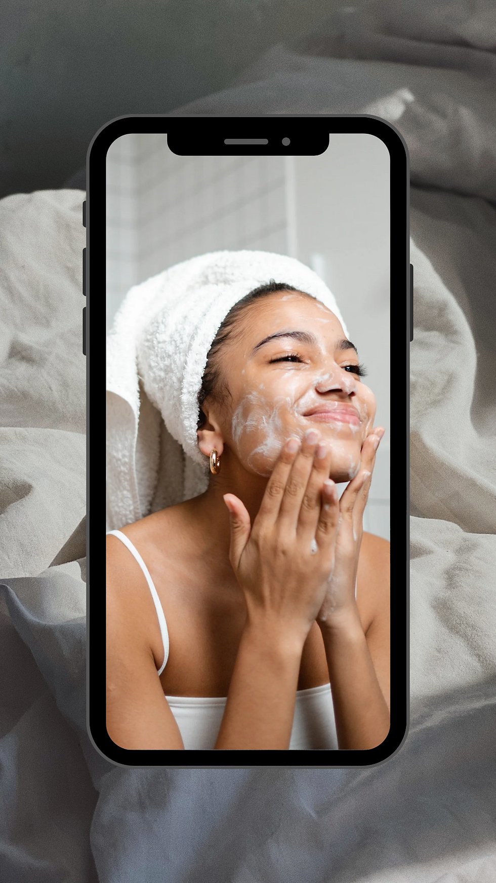 洗顔をする女性