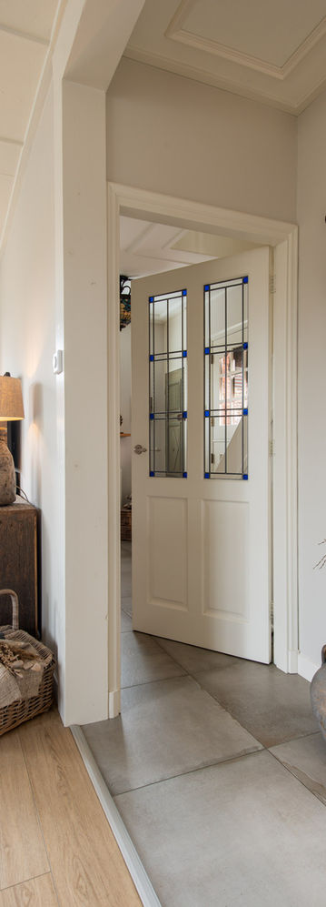 Toegang tot de hal/entree met trapopgang naar de 1e verdieping