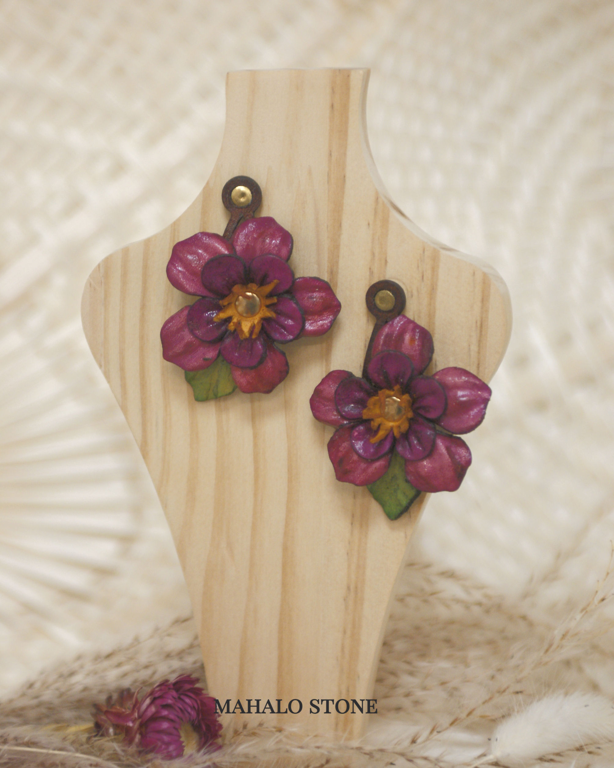 Flower joy earring.