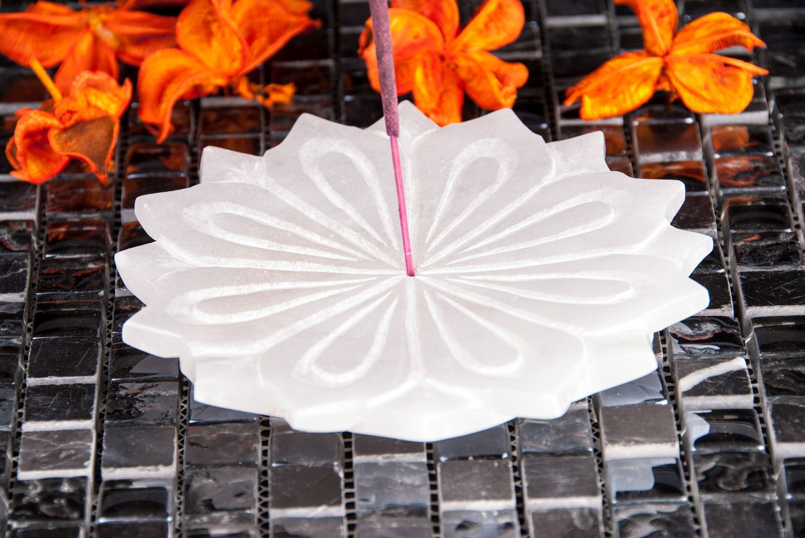 Weißer Lotus aus Alabaster - Räucherstäbchenhalter