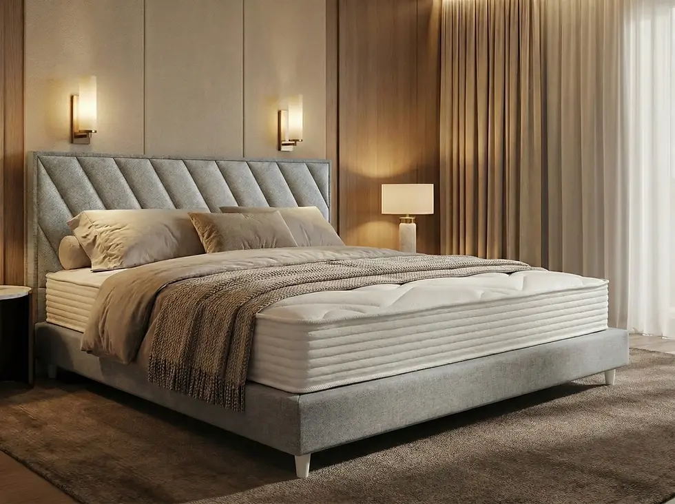 Vue en plongée d'une chambre élégante avec une tête de lit en velours vert émeraude