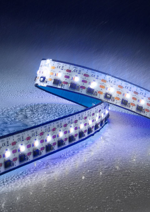 Leuchtender LED Streifen mit Wassertropfen auf neutralen Hintergrund