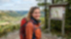 Wanderin informiert sich an einer Wandertafel