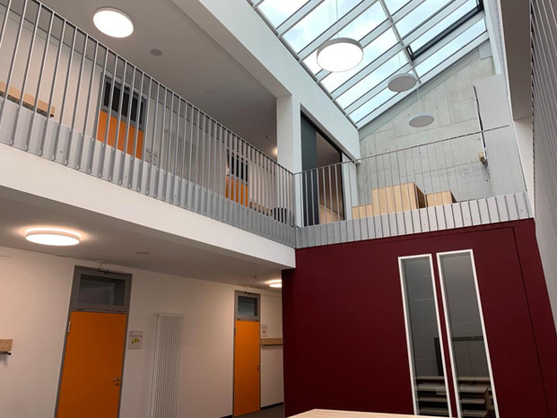 Geländer in Schulzentrum