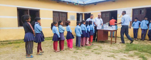 csm_Nepalesische-Schueler-bei-der-Schulbuchverteilung_afe60f8f09.jpg