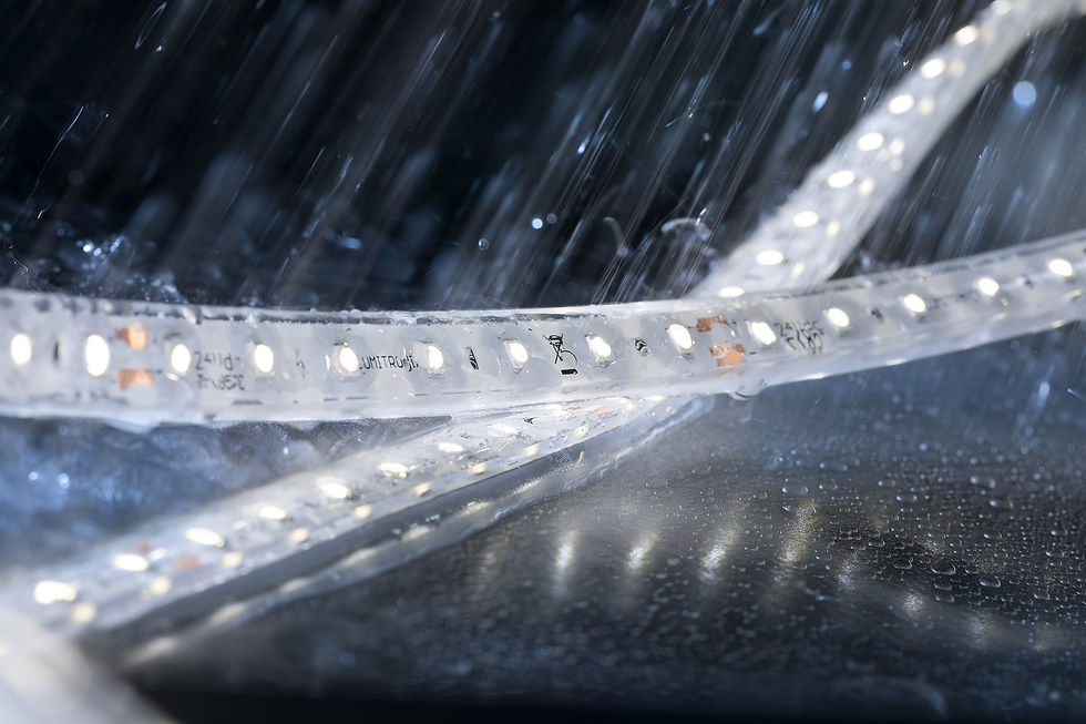 Leuchtender LED-Streifen liegt im Regen