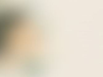 Ilustração de rosto de perfil com três linhas douradas saindo da frente da orelha para a testa, a bochecha e o queixo