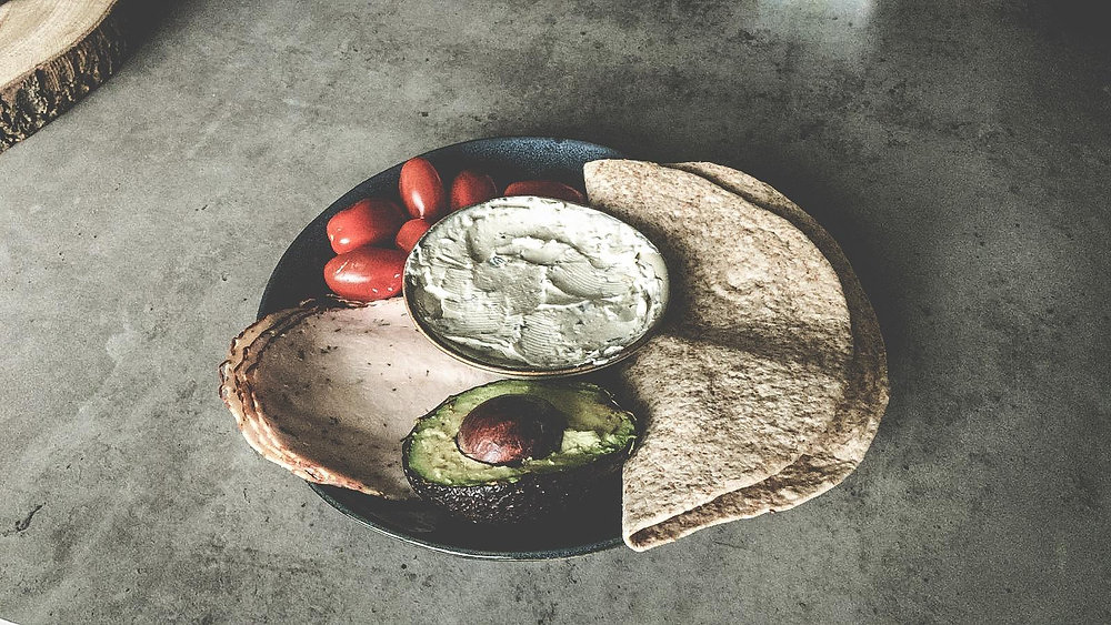 5 in 5 Easy Lunch Wraps met gekruide kipfilet, avocado en tomaat