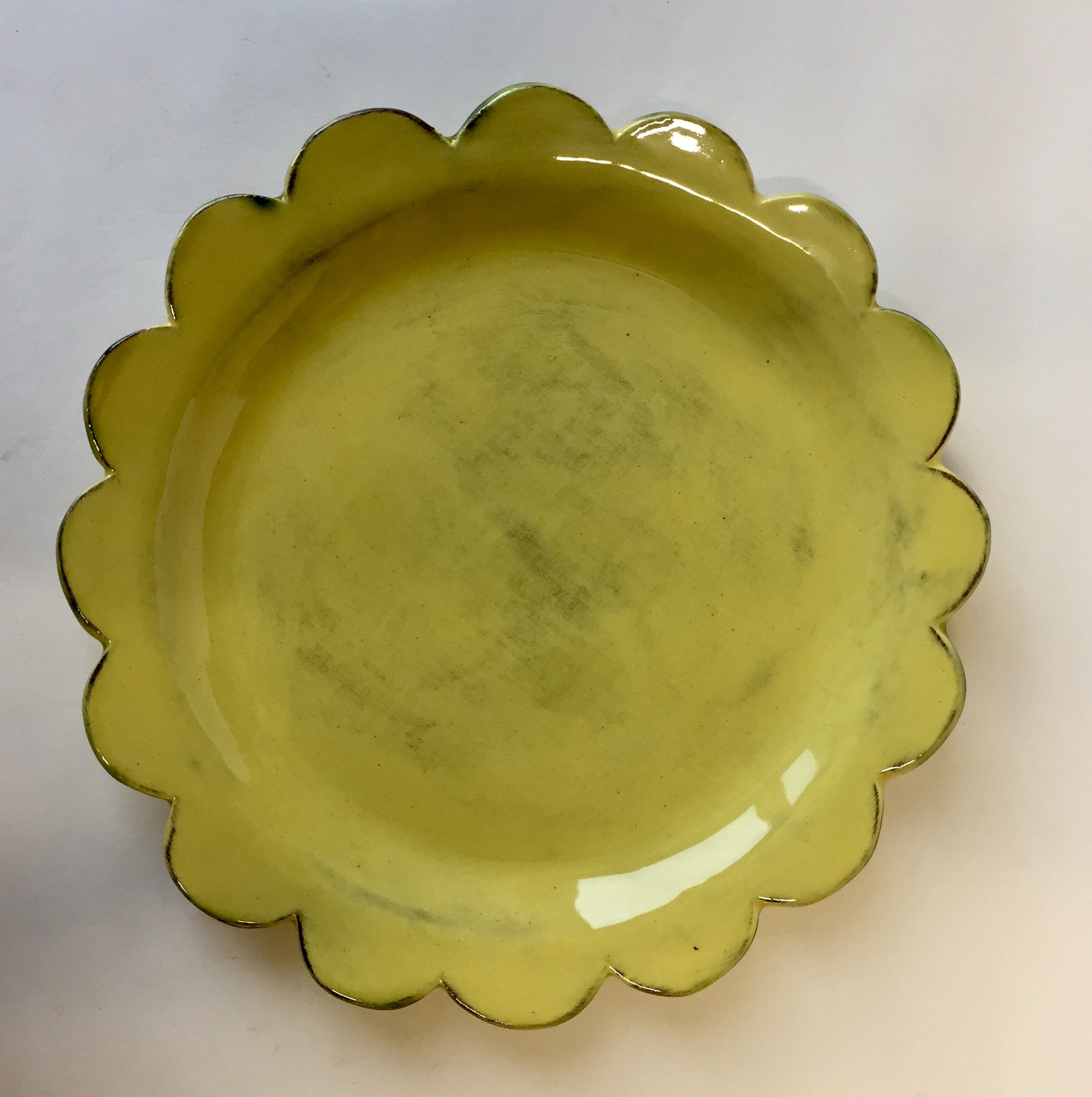 yellow petal plate on 3 foot pads 26x4cm