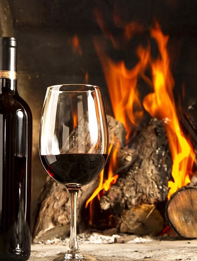 Una copa de vino, el calor del fuego y ese sabor que invita a quedarse. El plan perfecto para una noche en El Bodegón.