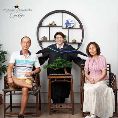 Graduation photography Hong Kong, graduation photoshoot Hong Kong, graduation photo studio HK, professional graduation photographer HK, K3 graduation photos Hong Kong, primary school graduation photos Hong Kong, kindergarten graduation photo package Hong Kong, indoor graduation photography Hong Kong, outdoor graduation photos Hong Kong, graduation gown photo Hong Kong, cap and gown photos HK, family graduation photography Hong Kong, group graduation photos Hong Kong, best graduation photographer Hong Kong, cheap graduation photos Hong Kong, graduation photo booking HK, graduation portrait photographer Hong Kong, photo studio near me Hong Kong, 香港 畢業攝影, 畢業相 館, 畢業照 攝影工作室, 專業 畢業 攝影師, 大學生 畢業攝影 香港, K3 畢業照 香港, 幼稚園畢業 相片, 小學 畢業照 攝影, 室內 畢業攝影 香港, 室外 畢業照 香港, 畢業袍 拍照 香港, cap and gown 畢業照 香港, 畢業 全家福 攝影, 畢業 合照 攝影, 畢業 相片 套餐, 畢業攝影 預約, 攝影工作室 附近 香港, 攝影師 推介 香港, 攝影套餐 香港, 婚紗攝影/人像攝影/肖像攝影 香港（含：預約、包套、價錢、地點、時段）