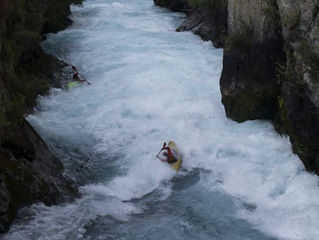 Huka Falls vs Kayakistes
