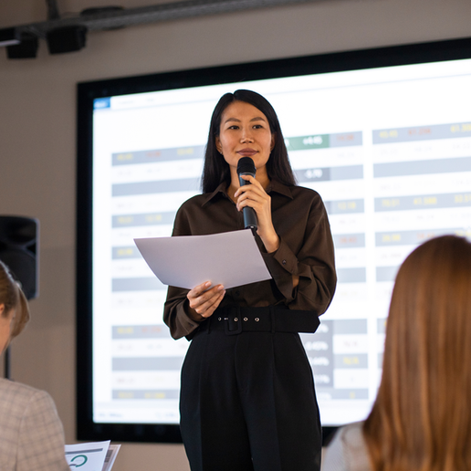 Woman sharing a guide how to pitch a business idea in 2 minutes.