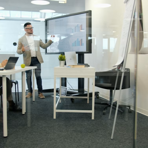 Business man explaining on how to do business pitch in 60 seconds.