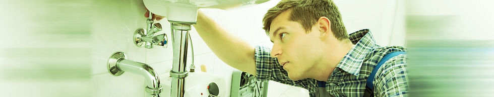 Homem desintupindo uma pia