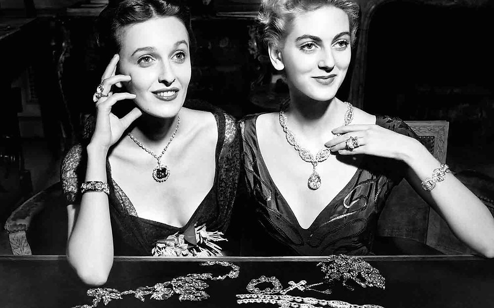 the hope diamond blue diamond set in diamond necklace worn by American heiress Evelyn Walsh McLean
