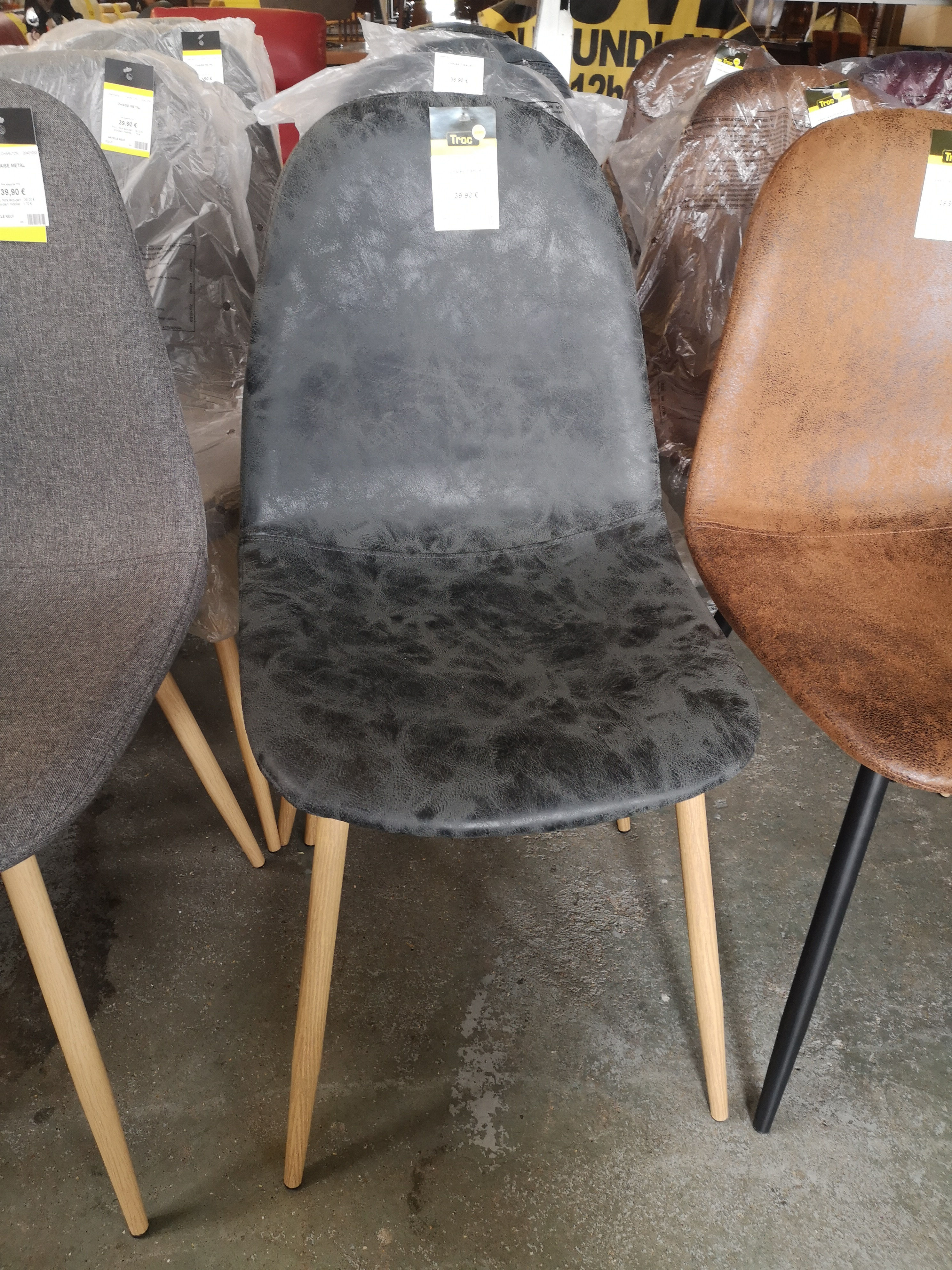 Chaise simili cuir noire