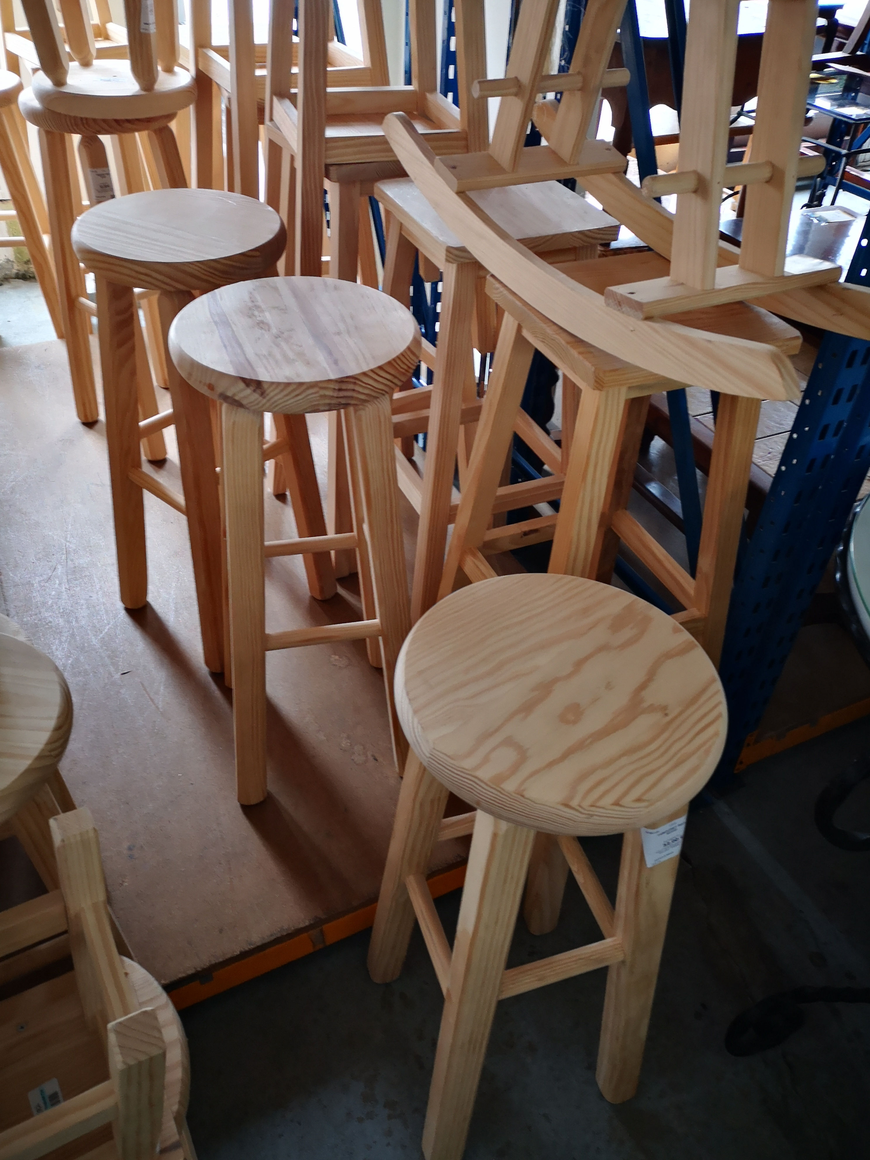 Tabouret haut rond pin brut