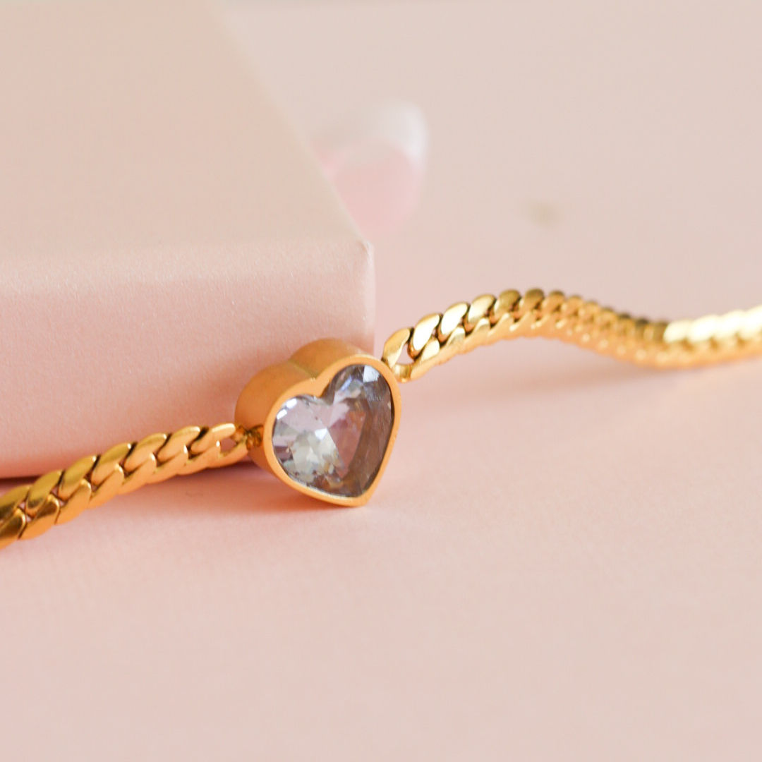Pulsera dorada con corazón de cristal diseño elegante femenino