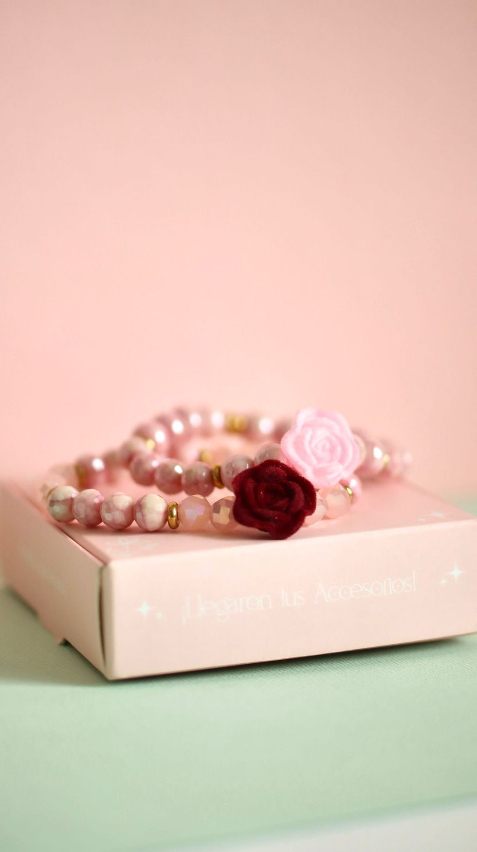 Miniatura: Close-up of rose bracelets and matching pink necklace with floral charms and gold accents.