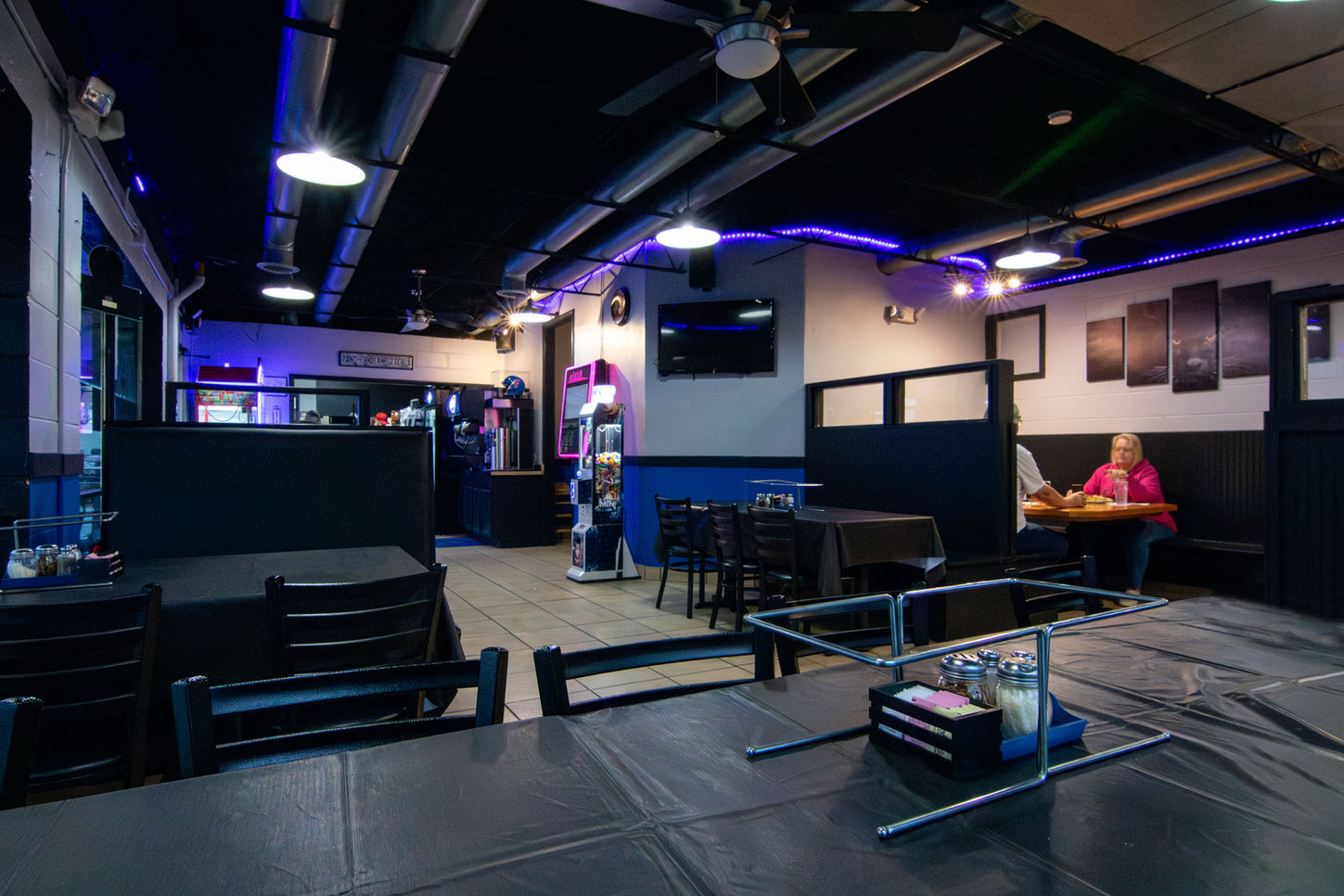 dining area, tables, groups, parties, forsyth, pizza, wings