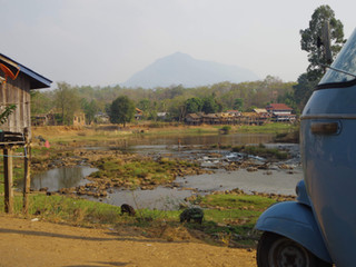Premiers tours de roues dans les paysages Laotiens