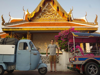Un triporteur parmi les Tuktuks de Bangkok