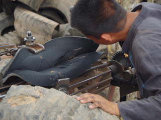 Les savoir-faire du recyclage, les tailleurs de pneus