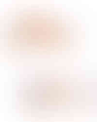 Composição com duas fotos no tema religioso. Na imagem superior, um close do bebê interagindo com a câmera; na inferior, ele aparece em pé, com os braços abertos e um sorriso contagiante, celebrando em meio aos símbolos da Páscoa.