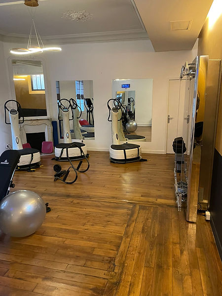 Salle de sport O Ben Training à Paris 15 avec équipements modernes et espace convivial.