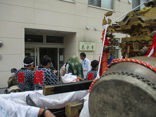 花水季にお神輿が(海神社)