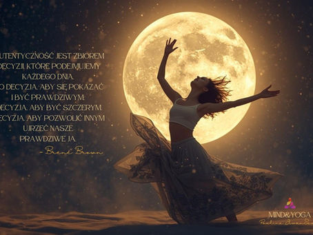 tańcząca kobieta w świetle pełni księżyca