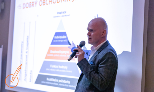 Martin Hurych přednáší na konferenci o B2B pyramidě hodnot