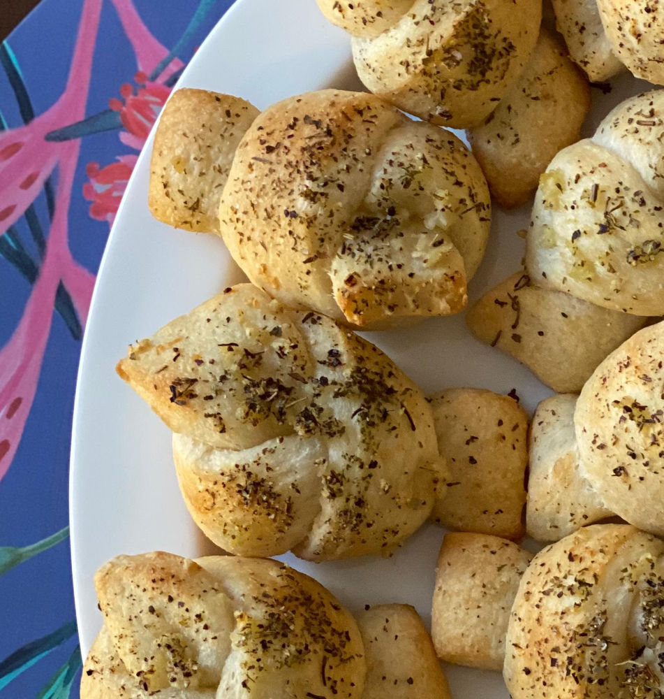 Easy Peasy Garlic Bread Knots! HACK ALERT 🚨💚🌱