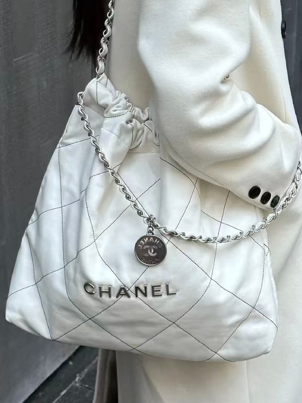 縮圖：Chanel 22 Bag White Silver Large size 白銀色 大號