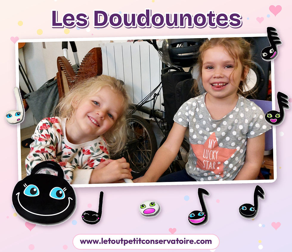 Miniature : Deux petites filles souriantes avec leurs Doudounotes
