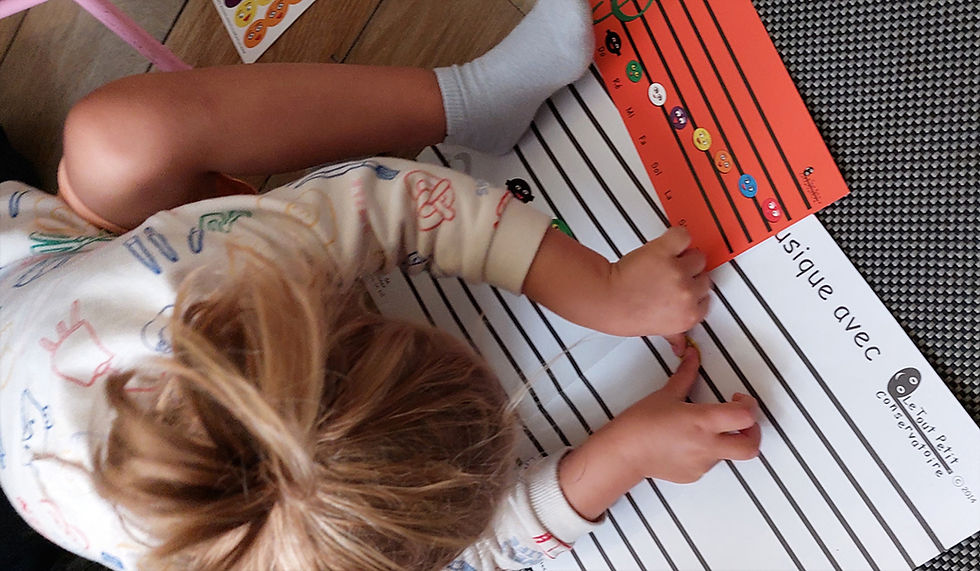 Enfant apprenant le solfège avec un support pédagogique ludique