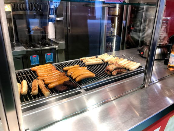Currywurst in Berlin frisch auf dem Grill aus der eigenen Fleischerei