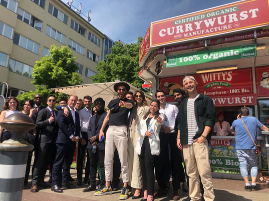 Influencer Per Meurling (@Berlinfoodstories) mit Marketingmanager Tim Müller beim Besuch der besten Currywurst Berlins bei WITTY'S am Wittenbergplatz