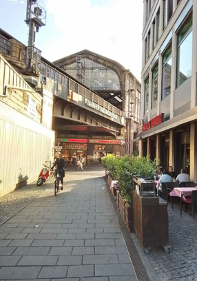 Draufsicht S-Bahn Friedrichstrasse: Eingang zur besten Bio Currywurst in Berlin Mitte: WITTY'S Bioland Currywurst in der Friedrichstrasse