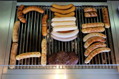 Currywurstzubereitung: Auf der Suche nach der besten Currywurst Berlins? Natürlich bei WITTY`S Bio Currywurst