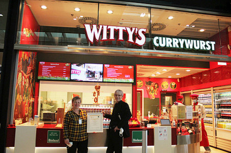 Bioland GOLD PARTNER Wittys Currywurst, Roland Türk, Tim Müller und Heike Kruspe am Flughafen BER