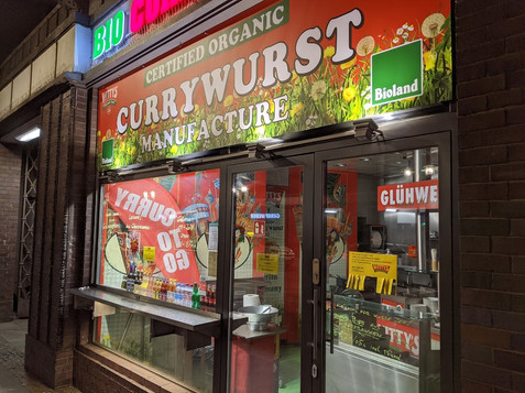 Die beste Currywurst in Berlin gibts bei WITTY'S im Tunnel zur Straßenseite des S-Bahnhofs Friedrichstrasse