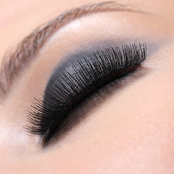 human-eye-with-volume-luxuriant-eyelashe