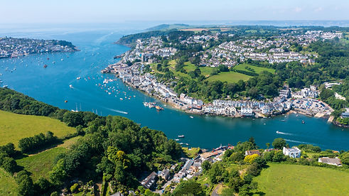 Scenic harbour town of Fowey near Le Dorney Villas, featuring coastal walks, galleries, boutique shops, and stunning south Cornwall views.