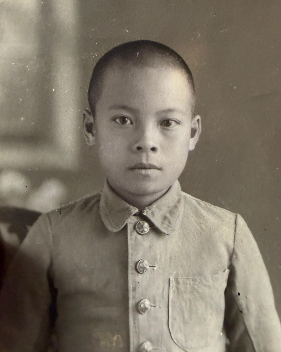 1939年(民國 28 年),周神榮小學六年級。