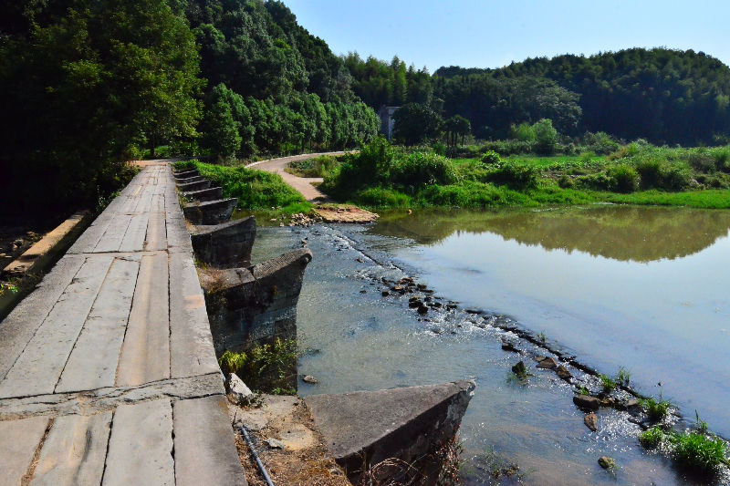 陸象山大師墓必經的漂亮獨木橋景。（周博裕攝影）